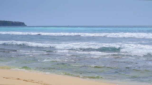 从沙滩上看大海，海浪和充满活力的蓝色海水视频素材