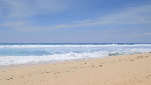 热带海滩与高潮浪和飞溅的沙子视频素材