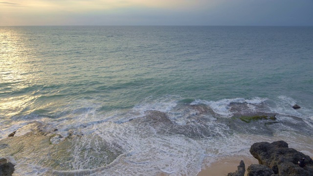 从悬崖上俯瞰热带海滩，巨大的海浪拍打着岩石视频素材