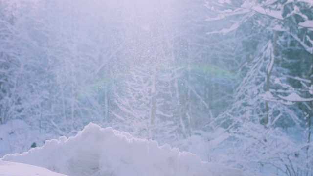 太阳在一个明亮的有雪的冬日早晨闪耀视频素材