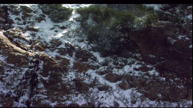 登山者徒步穿越巴塔哥尼亚的雪山脊。视频素材