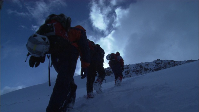 登山队员徒步穿过雪地到达检查站。视频素材