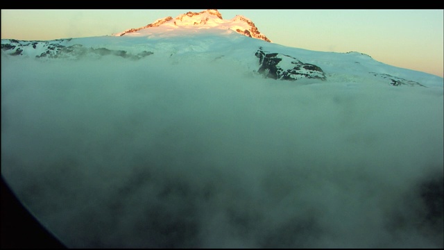 在巴塔哥尼亚，一大片云遮住了一座白雪皑皑的山峰。视频素材