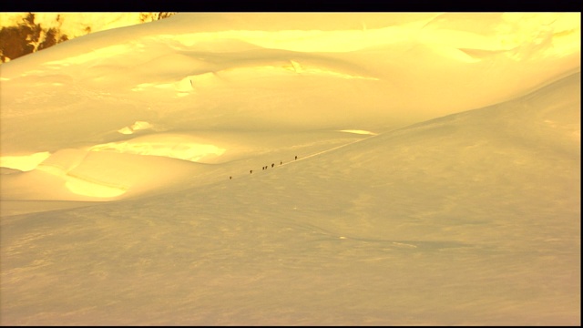 登山者艰难地爬上巴塔哥尼亚的雪坡。视频素材