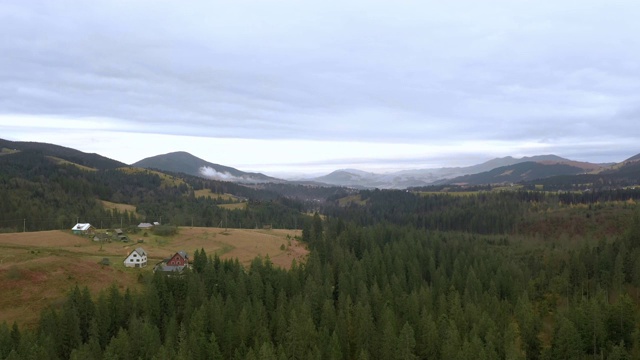 秋山蓝天山水。传统的山水景观。喀尔巴阡山,乌克兰视频素材