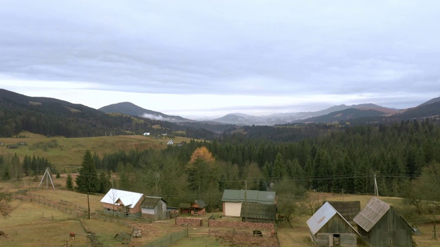 秋山蓝天山水。传统的山水景观。喀尔巴阡山,乌克兰视频素材