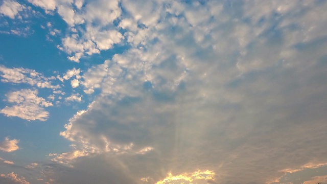 时间流逝场景彩色日落与移动的云背景视频素材