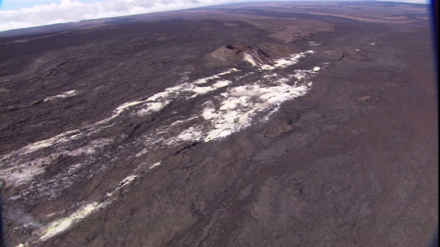 硫磺聚集在夏威夷火山国家公园干燥的火山地上。视频素材