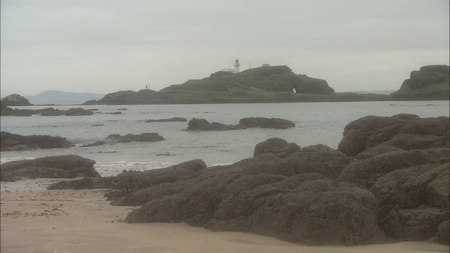 苏格兰爱丁堡灯塔附近，海浪拍打着岩石海岸。视频素材