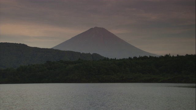 低云在日本富士山上空隐约可见。视频素材