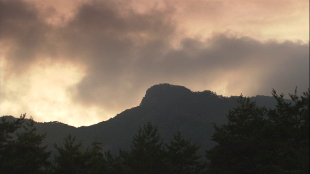 云朵掠过日本富士山。视频素材