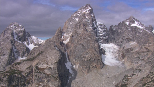 在大提顿国家公园，一片片白雪覆盖着锯齿状的山峰。视频素材