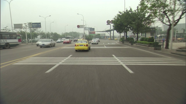 在中国重庆，交通沿着一条多车道的道路行驶。视频素材