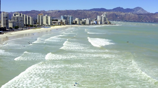 海浪来迎接这座城市视频素材