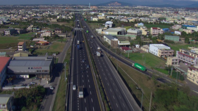 台湾花莲一条多车道高速公路上的车流。视频素材