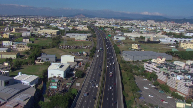 台湾花莲的高速公路上交通繁忙。视频素材