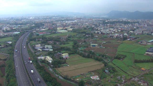 交通流量通过高速公路立交花莲，台湾。视频素材