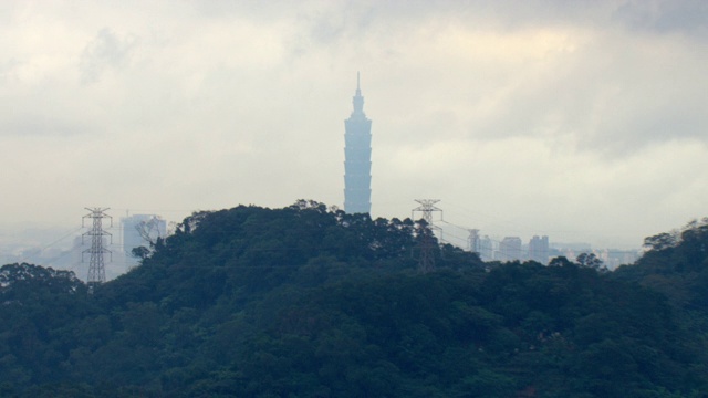 雾霾笼罩了台湾花莲的台北101摩天大楼。视频素材