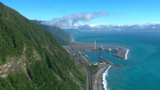 一个港口和码头从郁郁葱葱、多山的海岸线上伸出来。视频素材