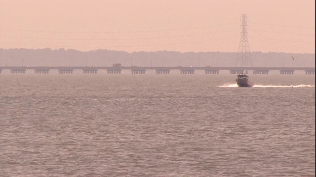 一艘汽艇在维吉尼亚州的纽波特海岸上游弋。视频素材