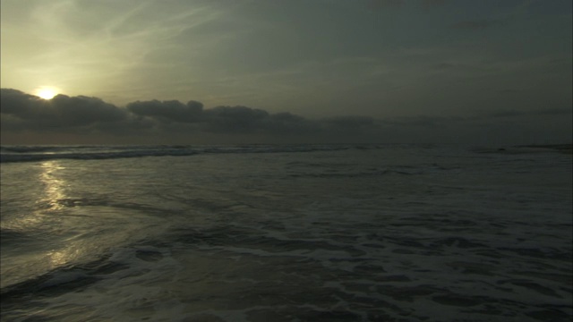 海浪冲刷着悬崖边的海滩。视频素材