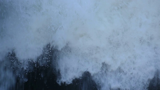 水飞溅和湍流被高速水流出大坝。视频素材