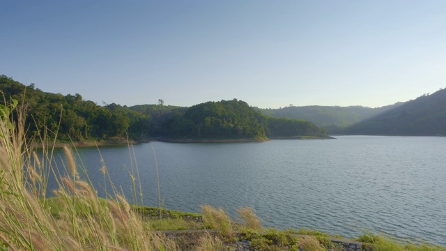 从山上或水坝上的湖与绿色的海岸和山丘视频素材