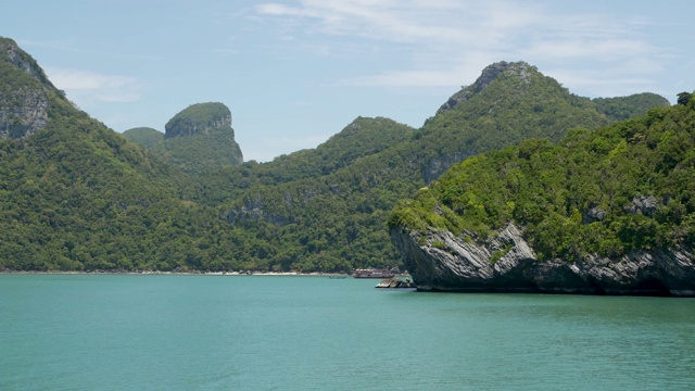 一组海岛在昂通国家海洋公园附近的苏梅岛天堂热带旅游胜地。泰国湾的群岛。田园诗般的绿松石海洋自然背景与复制空间视频素材