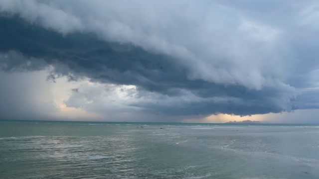 在泰国雨季，苏梅岛的沙滩上，波浪起伏的蓝色大海。热带海岸发出飓风及风暴警告。疾风和不祥的云。台风危险雷雨视频素材