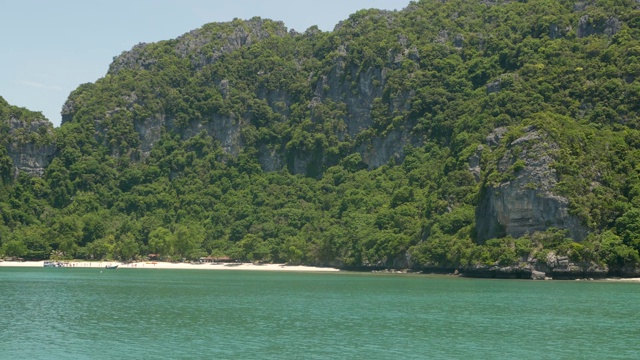 一组海岛在昂通国家海洋公园附近的苏梅岛天堂热带旅游胜地。泰国湾的群岛。田园诗般的绿松石海洋自然背景与复制空间视频素材