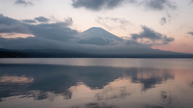 富士山映在黄昏的山中湖视频素材