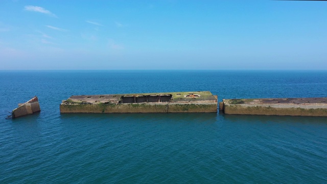 Arromanches-les-Bains人工港的狭窄视野视频素材