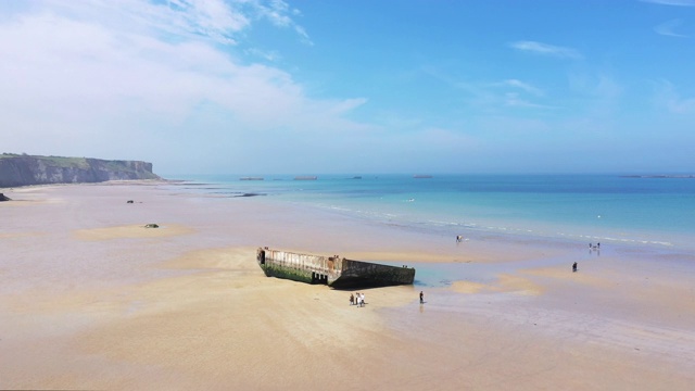 Arromanches-les-Bains海滩上的人工港口细节视频素材