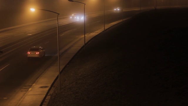 汽车在大雾天气下高速公路交通运输危险视频素材