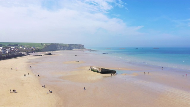 Arromanches-les-Bains海滩上的人工港口细节视频素材