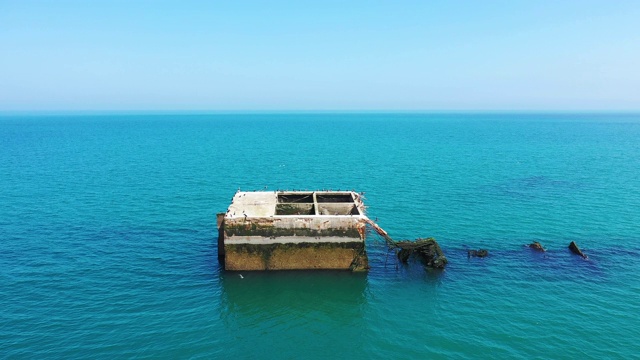 Arromanches-les-Bains人工港的狭窄视野视频素材