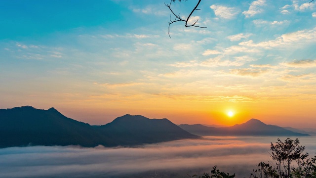 日出与薄雾和雾云的山，时间流逝视频视频素材