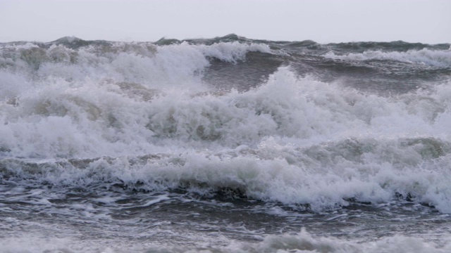 极其巨大的海浪冲击海岸，太平洋美丽的海浪。超级慢动作。暴风雨中的海浪。强烈的海洋热带飓风。全球变暖。恶劣天气气旋飓风风。视频素材