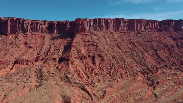 风景如画的峡谷与红色砂岩悬崖鸟瞰图和沙丘空中视频素材