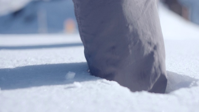 近距离的靴子行走在深白的雪在山。视频素材