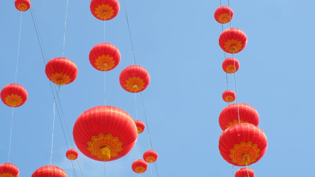 中国的红灯笼在天空庆祝春节视频素材