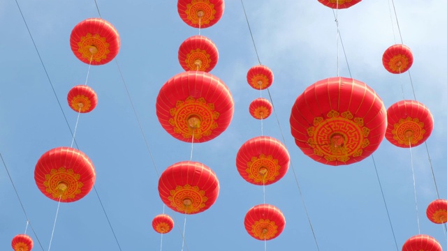 中国的红灯笼在天空庆祝春节视频下载