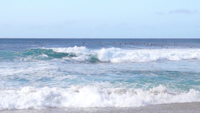 冲浪者在岩石堆海滩，瓦胡岛，夏威夷，美国海浪视频下载