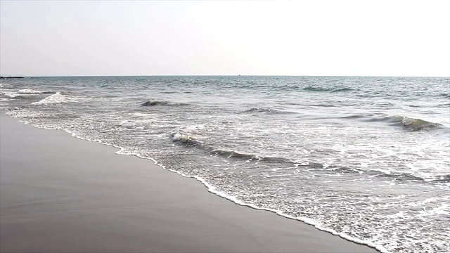 暴风雨的海浪拍打着沙滩视频素材