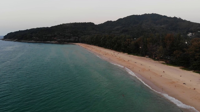 鸟瞰图的戏剧性在naithon海滩普吉岛泰国视频素材