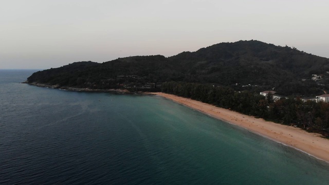 鸟瞰图的戏剧性在naithon海滩普吉岛泰国视频素材