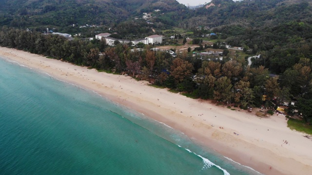 鸟瞰图的戏剧性在naithon海滩普吉岛泰国视频素材