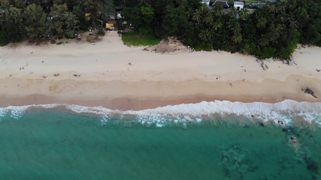 奈森海滩海浪鸟瞰图视频素材