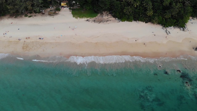 奈森海滩海浪鸟瞰图视频素材