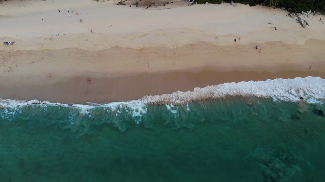 奈森海滩海浪鸟瞰图视频素材